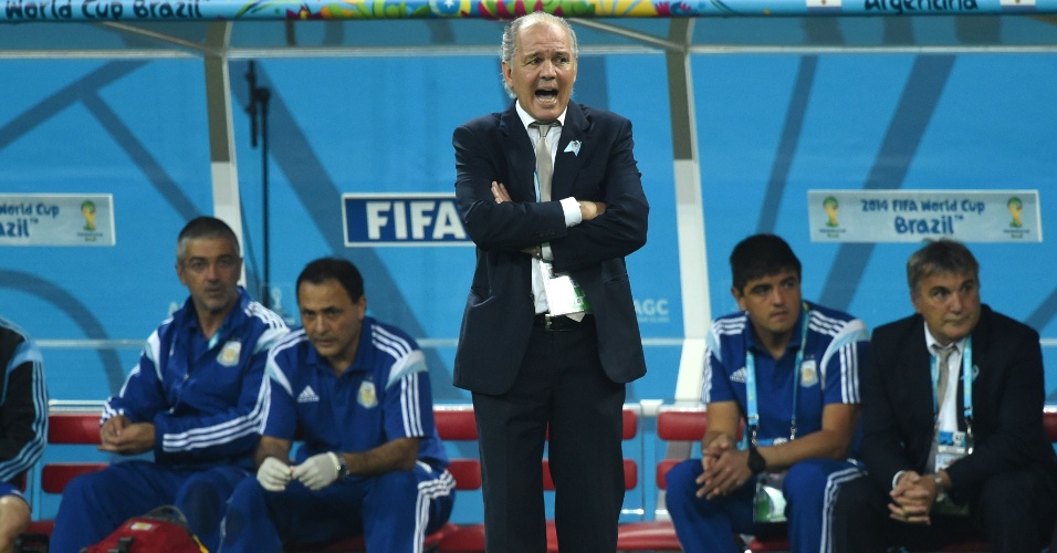 Técnico argentino Alejandro Sabella reage durante o jogo contra a Holanda no Itaquerão