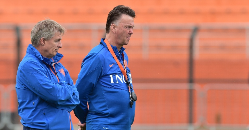 10.jul.2014 - Técnico da Holanda, Louis van Gaal, observa treino de seus jogadores um dia depois de a equipe perder a semifinal da Copa para a Argentina