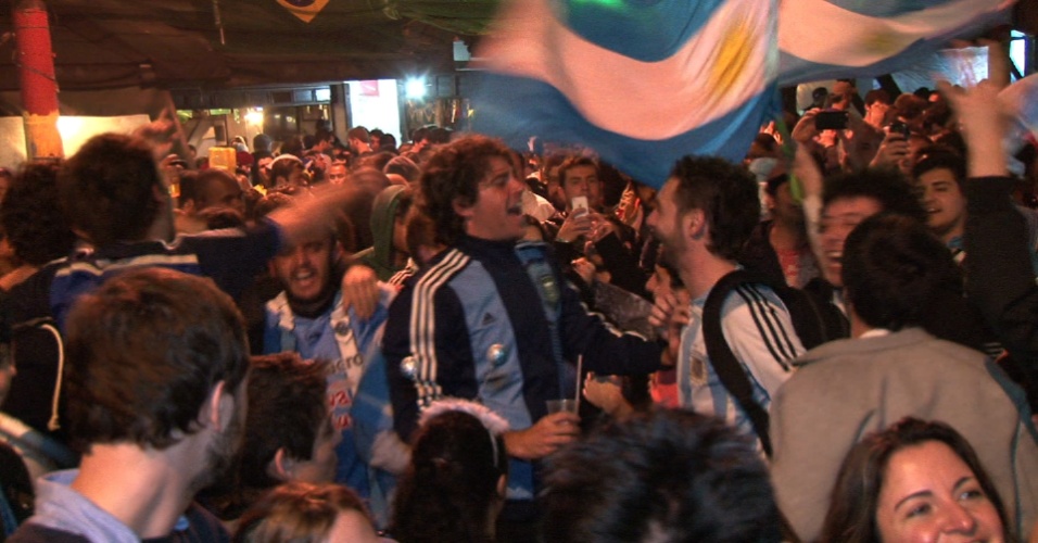 Argentinos comemoram vitória em semifinal contra Holanda na Vila Madalena, em São Paulo