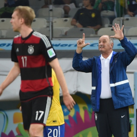 Felipão gesticula para a seleção brasileira na derrota de 7 a 1 para a Alemanha - Pedro Ugarte/AFP