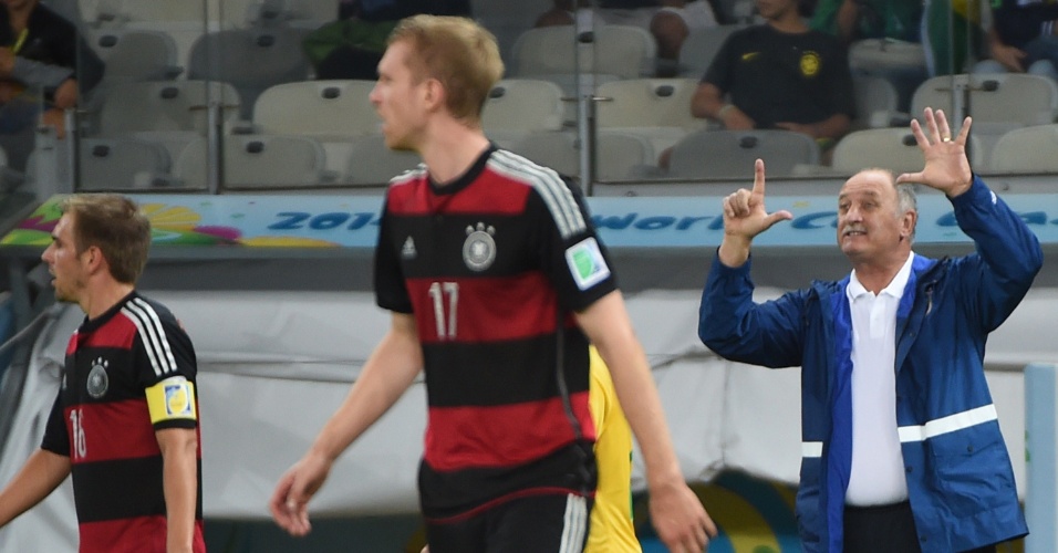 Felipão gesticula para a seleção brasileira na derrota de 7 a 1 para a Alemanha