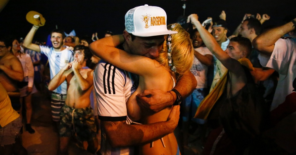 Nas areias de Copacabana, torcedora da Argentina quase perde o biquíni enquanto comemora a classificação do seu país para a final da Copa do Mundo