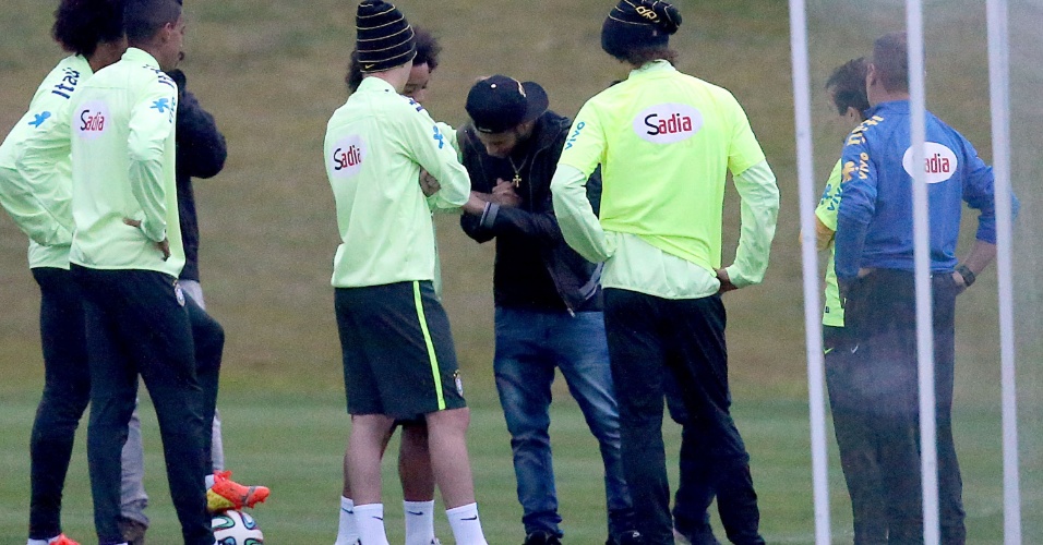 Neymar brinca com companheiros de seleção brasileira durante treinamento na Granja Comary