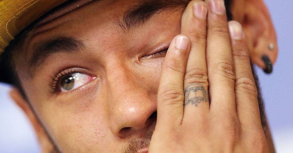 Neymar chora durante entrevista coletiva ao falar sobre lesão e a possibilidade de o resultado ter sido pior para a sua vida. "Se fosse dois centímetros para dentro eu poderia estar de cadeira de rodas"