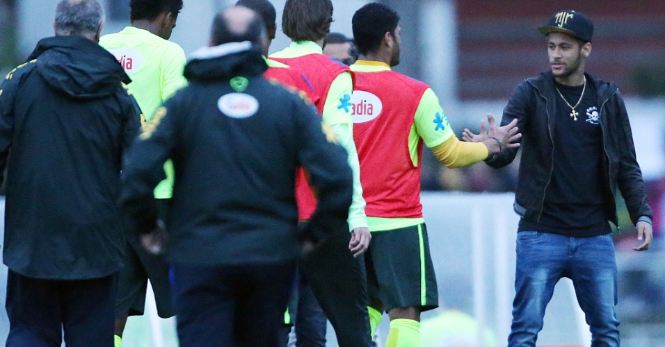 Neymar cumprimenta Hulk durante treinamento da seleção brasileira na Granja Comary