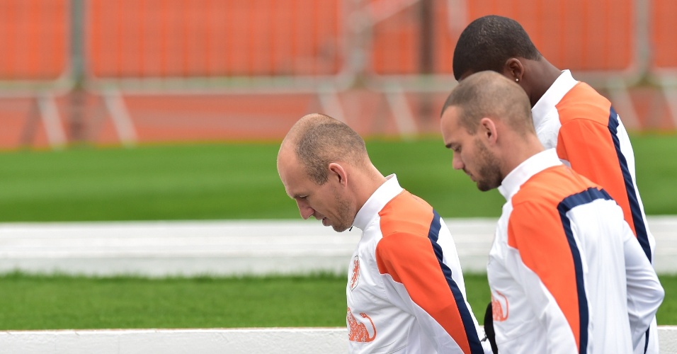 10.jul.2014 - Robben e Sneijder deixam o gramado do Pacaembu após treino da seleção holandesa, um dia depois de perder para a Argentina na semifinal da Copa