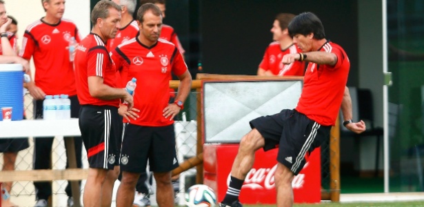 Técnico Joachim Löw chuta bola durante treinamento da seleção alemã 