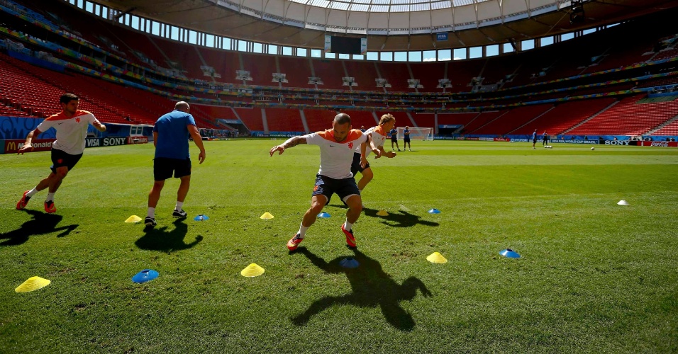 11.jul.2014 - Holandeses treinam no estádio Mané Garrincha, um dia antes do jogo contra o Brasil, válido pela disputa de terceiro lugar da Copa