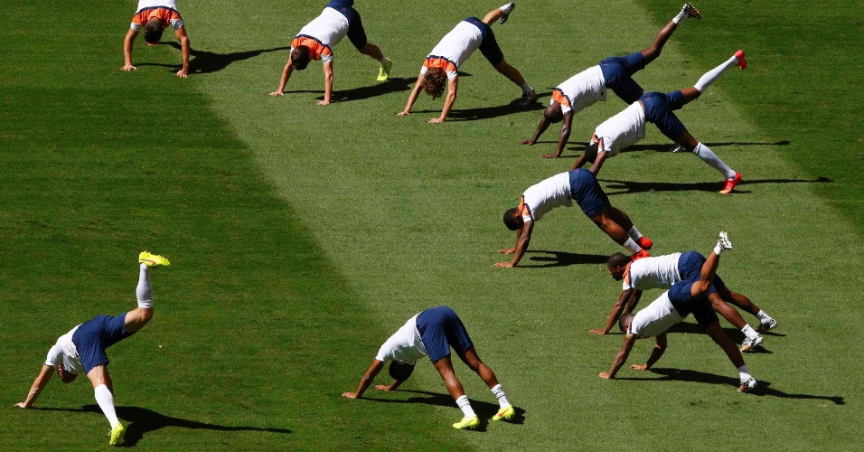 11.jul.2014 - Jogadores da Holanda se aquecem no gramado do estádio Mané Garrincha, palco da disputa de terceiro lugar contra o Brasil no sábado