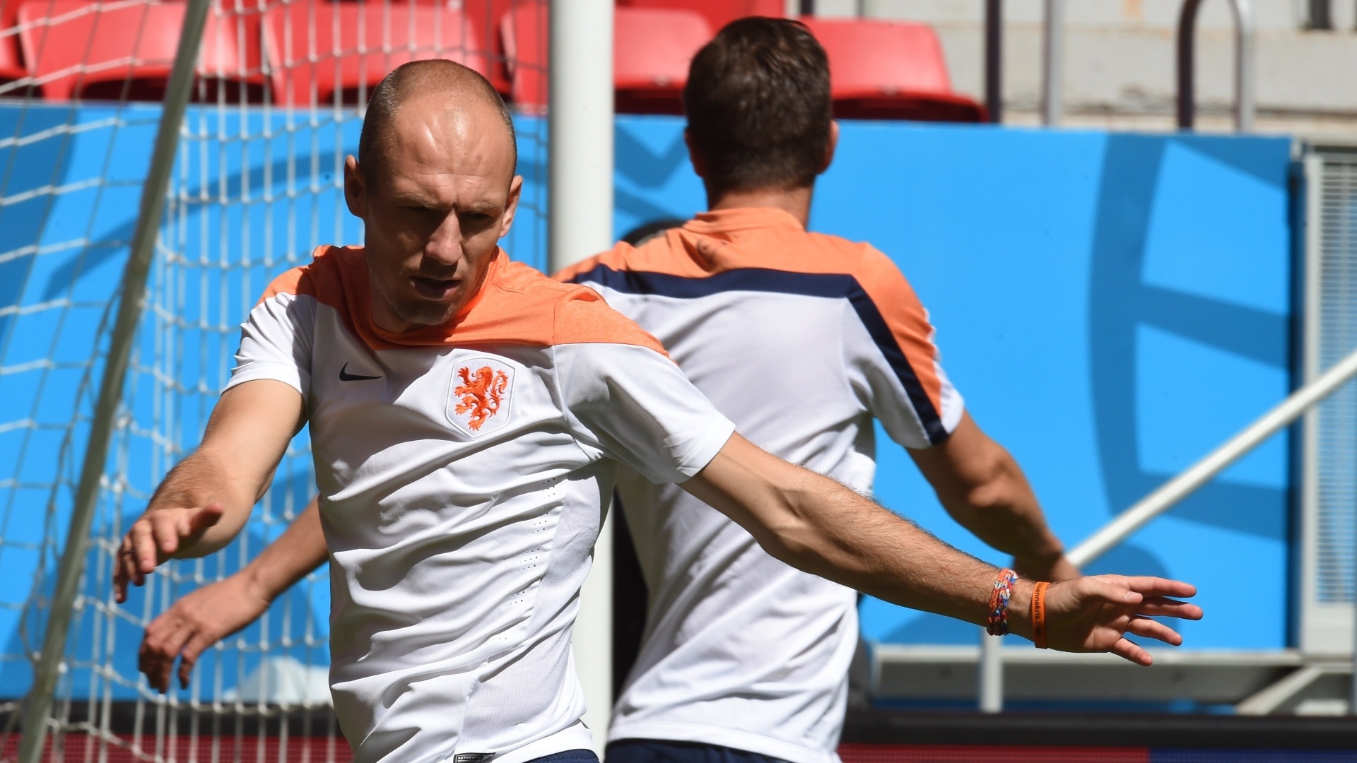 11.jul.2014 - Robben faz aquecimento no treino da seleção holandesa no estádio Mané Garrincha, palco da disputa de terceiro lugar contra o Brasil no sábado