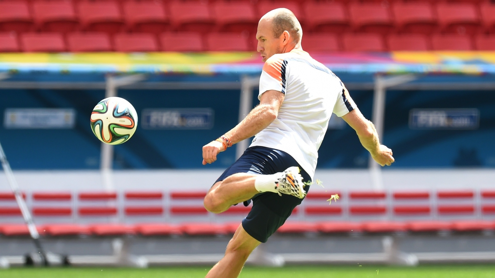 11.jul.2014 - Robben finaliza durante treino da seleção no estádio Mané Garrincha, palco da disputa de terceiro lugar contra o Brasil no sábado