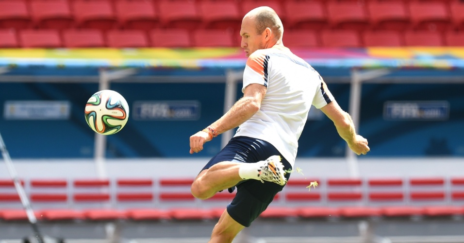 11.jul.2014 - Robben finaliza durante treino da seleção no estádio Mané Garrincha, palco da disputa de terceiro lugar contra o Brasil no sábado