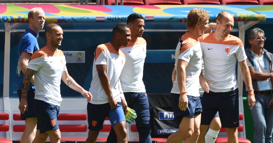 11.jul.2014 - Sob forte sol de Brasília, jogadores da Holanda treinam no estádio Mané Garrincha