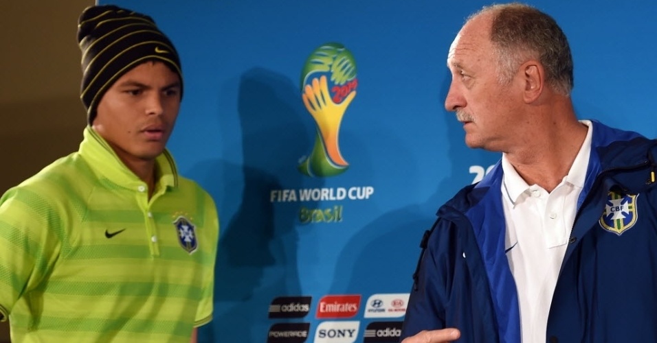 11.jul.2014 - Thiago Silva, capitão da seleção, e Luiz Felipe Scolari chegam à entrevista coletiva que concederam em Brasília