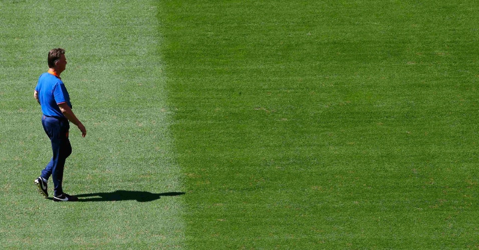 Técnico da Holanda, Louis van Gaal, caminha no gramado do estádio Mané Garrincha na véspera da disputa do terceiro lugar da Copa, contra o Brasil