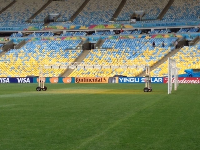 12. jul 2014 - O gramado do Maracanã recebe atenção especial um dia antes da final da Copa do Mundo