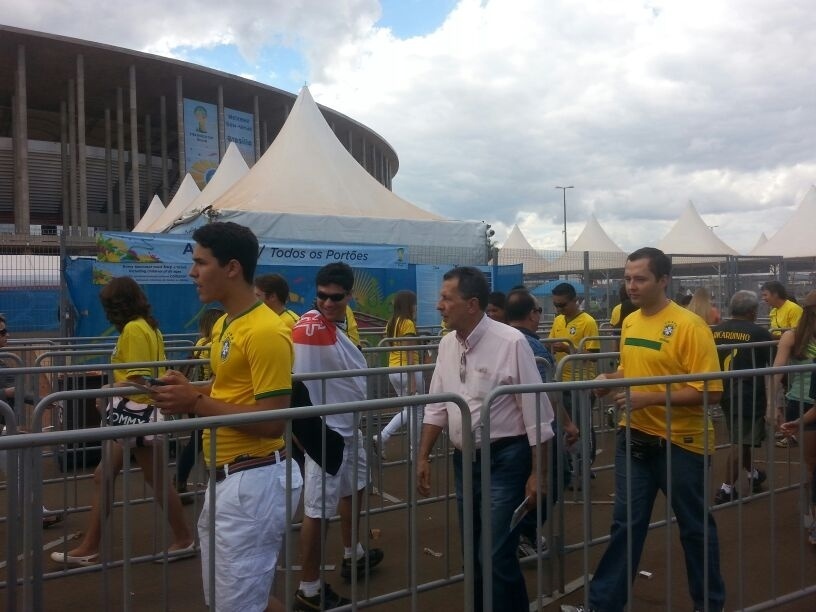 Após abertura dos portões, torcedores começam a entrar no estádio Nacional para o jogo entre Brasil e Holanda