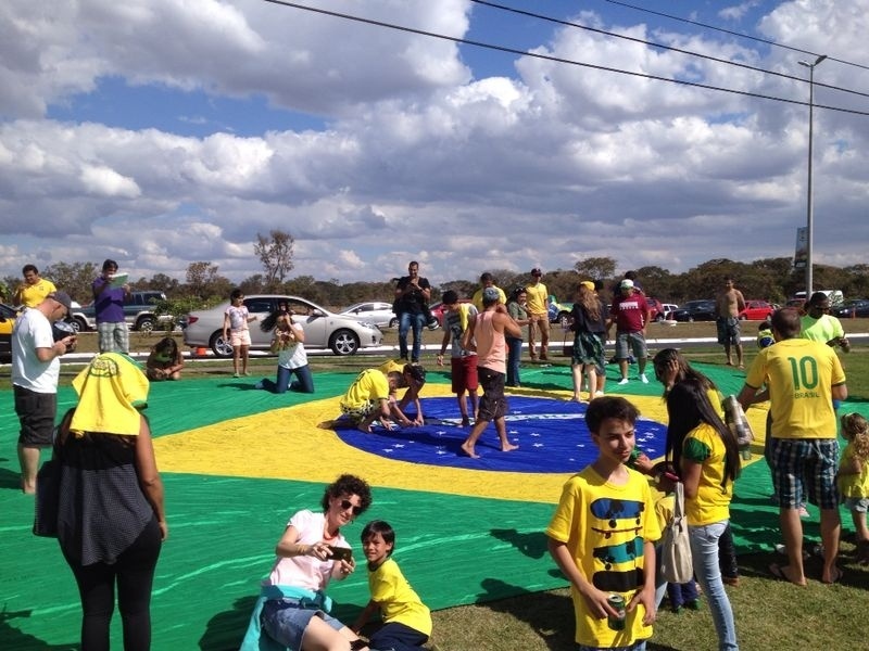 Bandeira gigante do Brasil é estendida no gramado em frente ao hotel em que a seleção está concentrada para o jogo contra a Holanda, pela disputa do 3º lugar