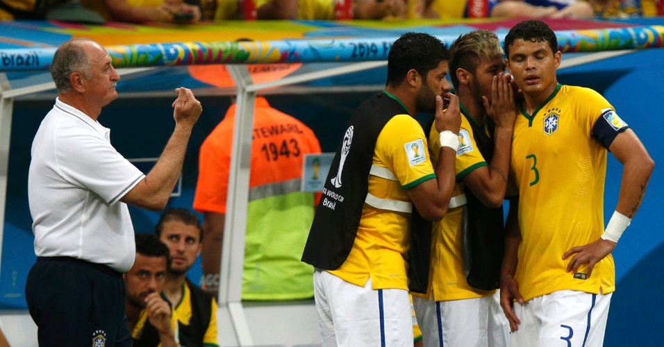 12.jul.2014 - Com Felipão ao lado, Neymar e Hulk passam orientação para Thiago Silva no primeiro tempo do jogo contra a Holanda