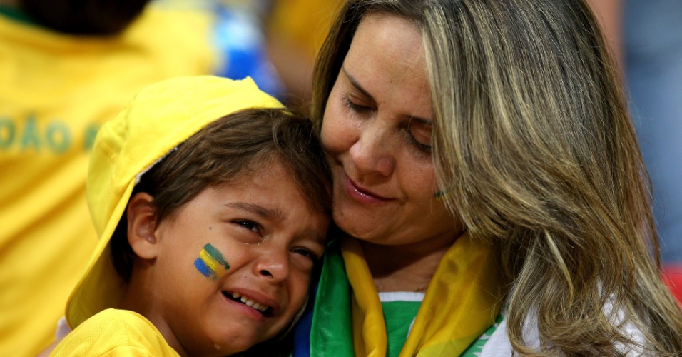 12.jul.2014 - Criança chora a derrota brasileira por 3 a 0 para a Holanda, na despedida da Copa do Mundo no estádio Mané Garrincha
