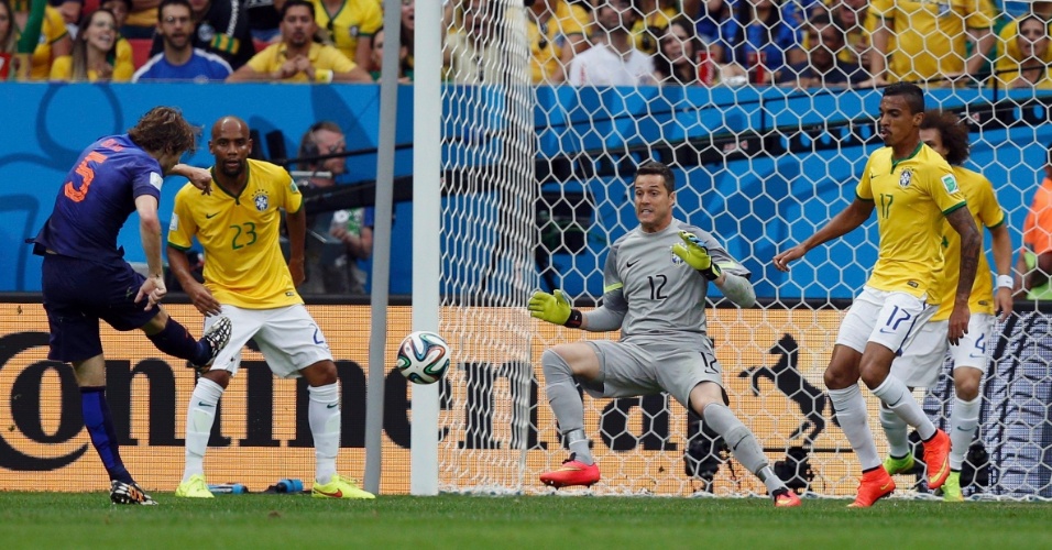 12.jul.2014 - Daley Blind finaliza e marca o segundo gol da Holanda contra o Brasil no Mané Garrinha, na disputa pelo terceiro lugar da Copa