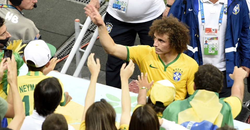 12.jul.2014 - David Luiz agradece aos torcedores no Mané Garrincha após a derrota do Brasil por 3 a 0 para a Holanda
