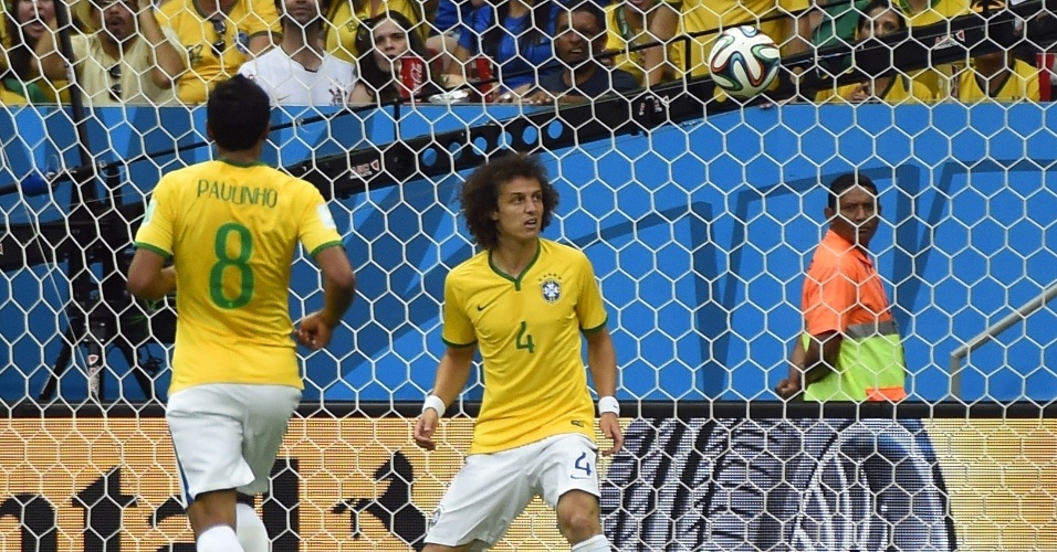 12.jul.2014 - David Luiz apenas observa a bola entrar no gol após finalização de Blind, que fez o segundo da Holanda no Mané Garrincha