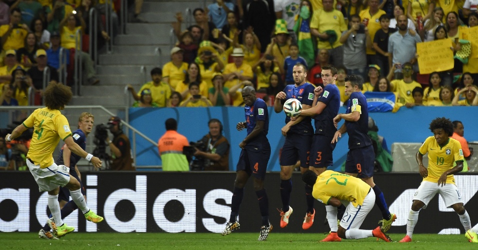 12.jul.2014 - David Luiz cobra falta na entrada da área, mas a bola fica na área na derrota brasileira por 3 a 0 para a Holanda, no Mané Garrincha