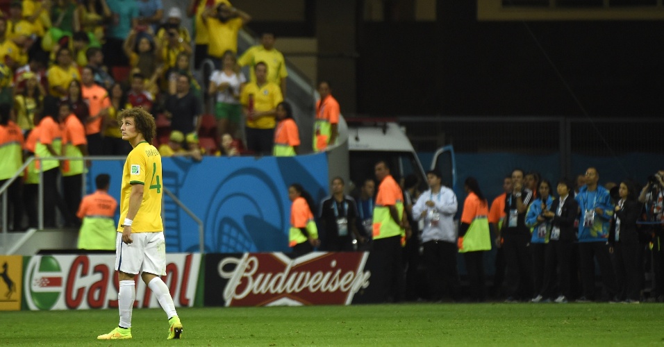 12.jul.2014 - David Luiz deixa o gramado após a derrota brasileira para a Holanda por 3 a 0, no estádio Mané Garrincha
