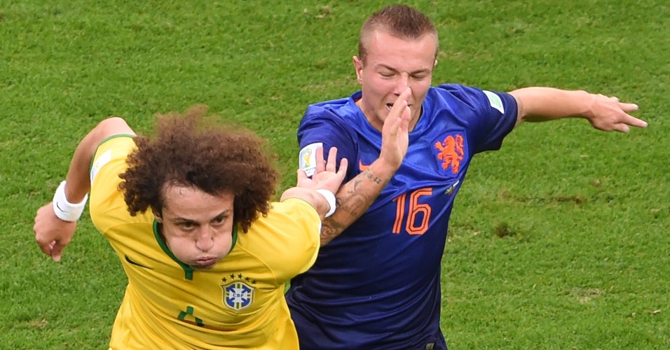 12.jul.2014 - David Luiz disputa espaço com o holandês Jordy Clasie durante o jogo no estádio Mané Garrincha