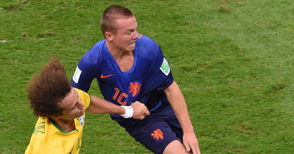 12.jul.2014 - David Luiz e Jordy Clasie, da Holanda, disputam espaço no primeiro tempo da partida no Mané Garrincha