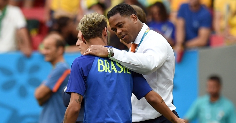 12.jul.2014 - Ex-jogador holandês Patrick Kluivert conversa com Neymar antes da disputa do terceiro lugar, no Mané Garrincha