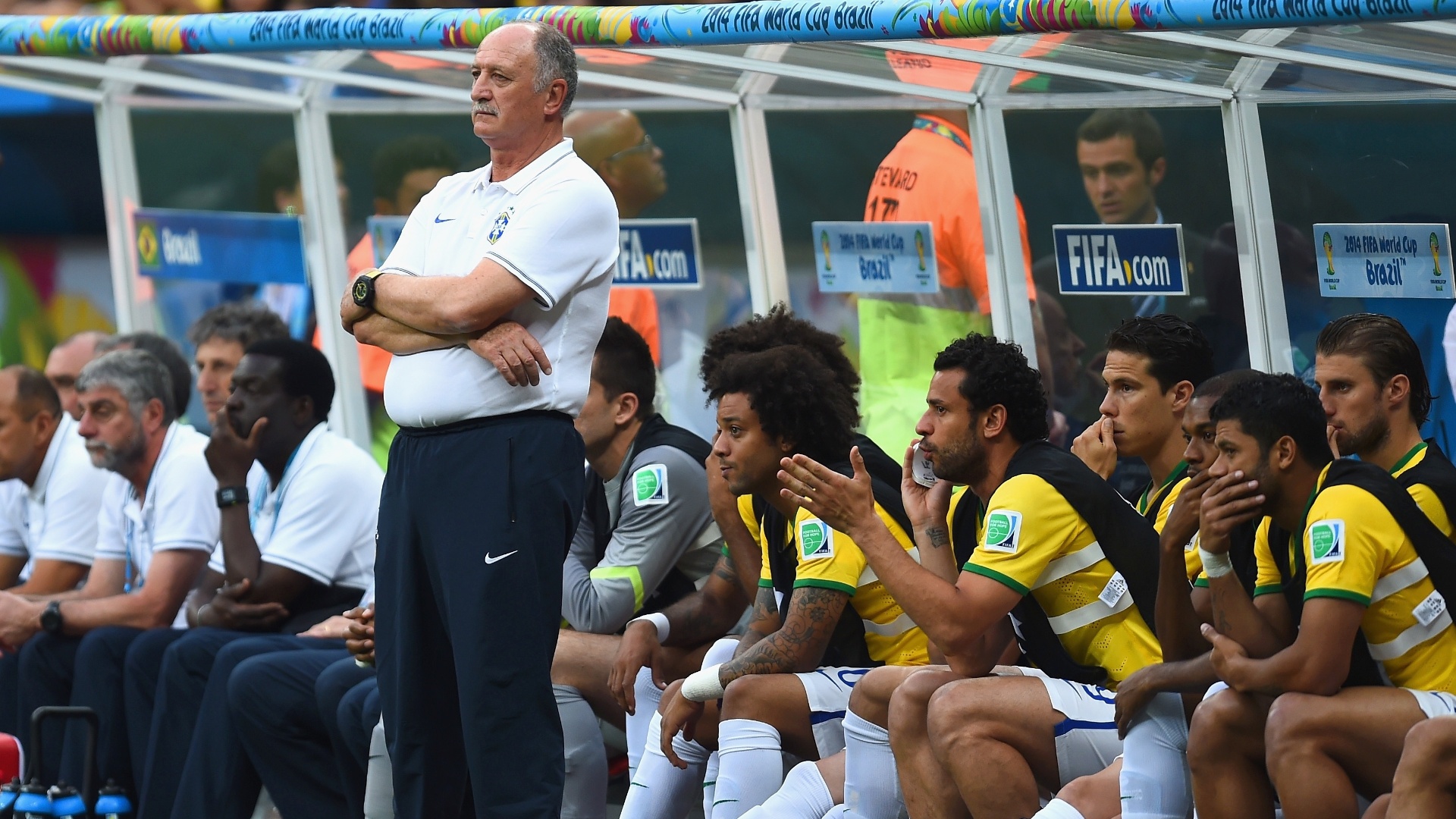 12.jul.2014 - Felipão e banco de reservas do Brasil mostram decepção após a Holanda marcar no estádio Mané Garrincha