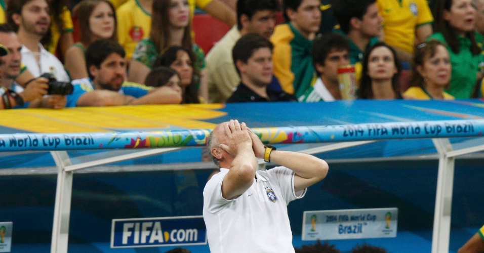 12.jul.2014 - Felipão mostra desespero durante a derrota brasileira por 3 a 0 para a Holanda, no Mané Garrincha