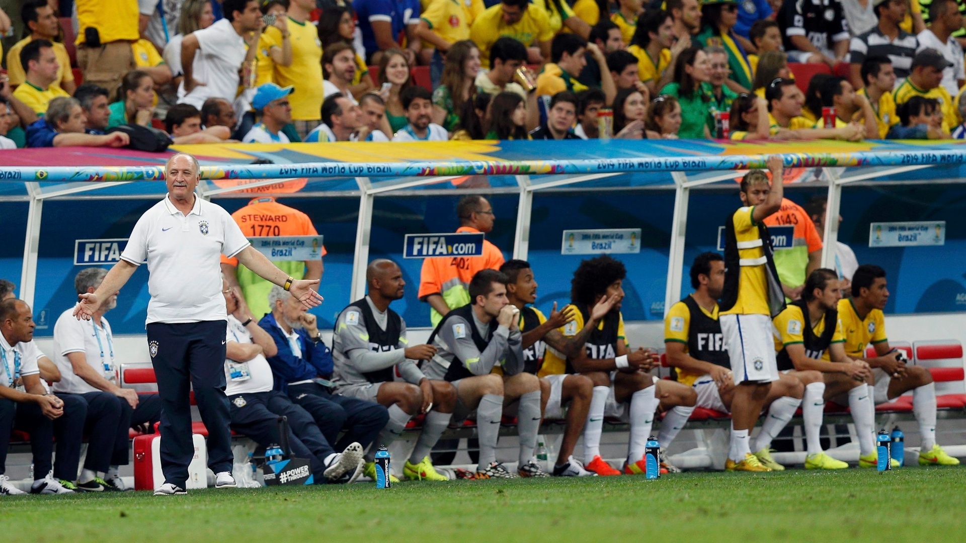12.jul.2014 - Felipão reclama e Neymar fica de pé no banco de reservas durante a derrota brasileira para a Holanda por 3 a 0, no Mané Garrincha