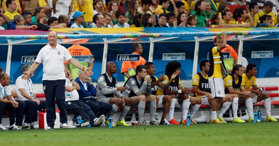 12.jul.2014 - Felipão reclama e Neymar fica de pé no banco de reservas durante a derrota brasileira para a Holanda por 3 a 0, no Mané Garrincha