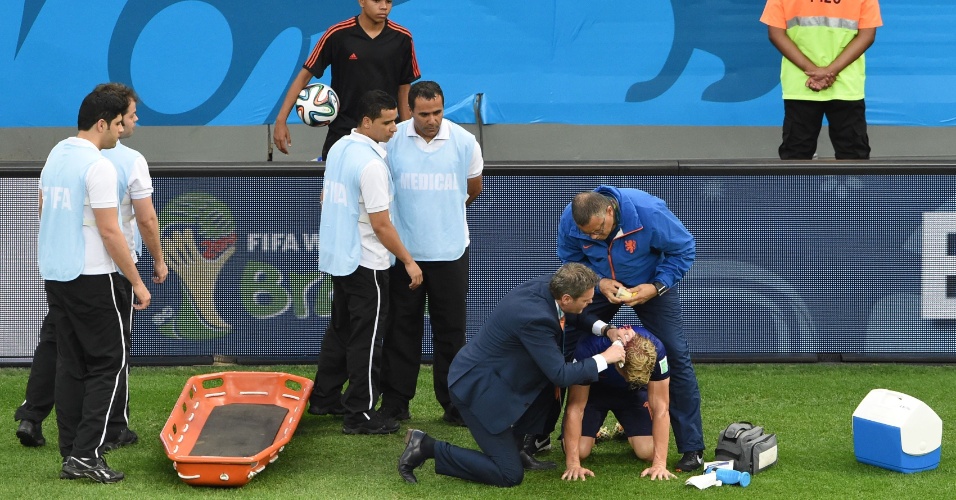 12.jul.2014 - Holandês Kuyt recebe atendimento médico no gramado do Mané Garrincha, durante a disputa pelo terceiro lugar