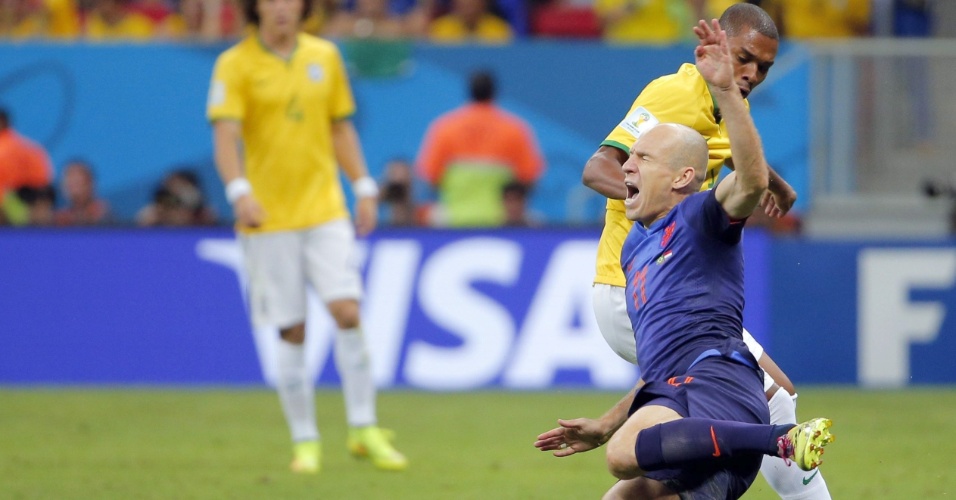 12.jul.2014 - Holandês Robben é derrubado e mostra expressão de dor durante a partida contra o Brasil, no Mané Garrincha