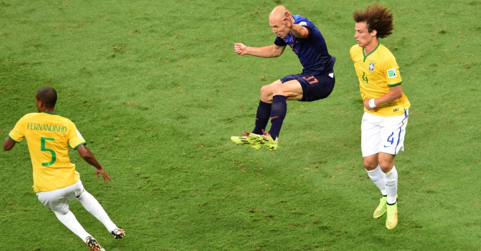 12.jul.2014 - Holandês Robben pula para escapar da falta de David Luiz durante o jogo contra o Brasil, no Mané Garrincha