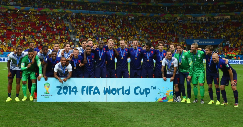 12.jul.2014 - Holandeses fazem foto oficial após ganhar do Brasil por 3 a 0 no Mané Garrincha e conquistar a terceira posição na Copa do Mundo