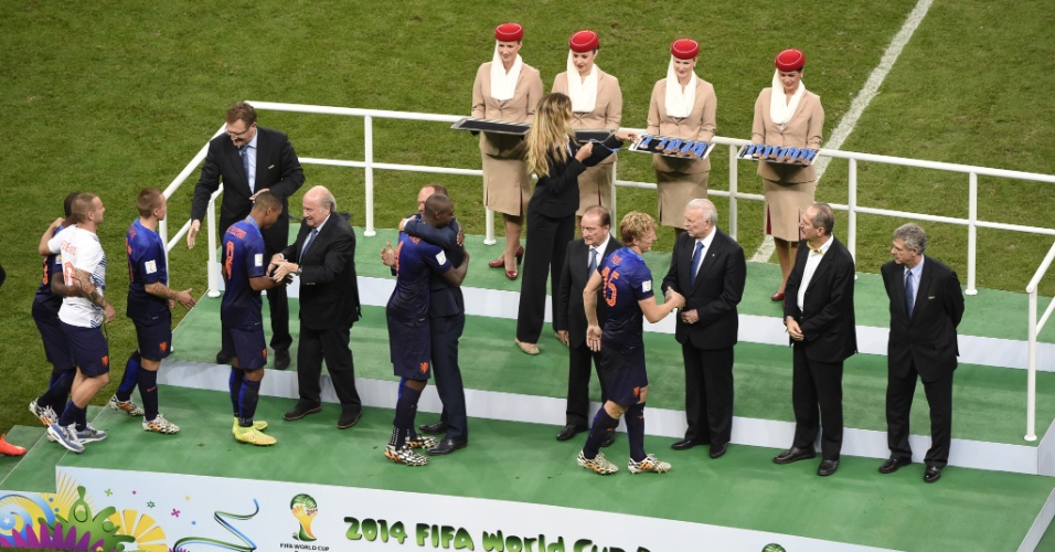 12.jul.2014 - Jogadores da Holanda participam de cerimônia após vencer o Brasil no Mané Garrincha e ficar em terceiro lugar na Copa do Mundo