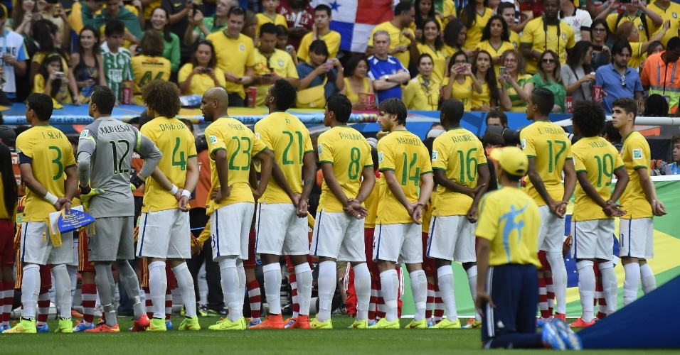 12.jul.2014 - Jogadores do Brasil ficam perfilados para o hino nacional antes do jogo contra a Holanda. A torcida cantou novamente o hino a capela