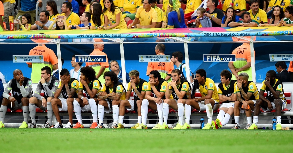 12.jul.2014 - Jogadores reservas do Brasil não escondem a tristeza durante a derrota na despedida da Copa. A seleção foi derrotada por 3 a 0 para a Holanda