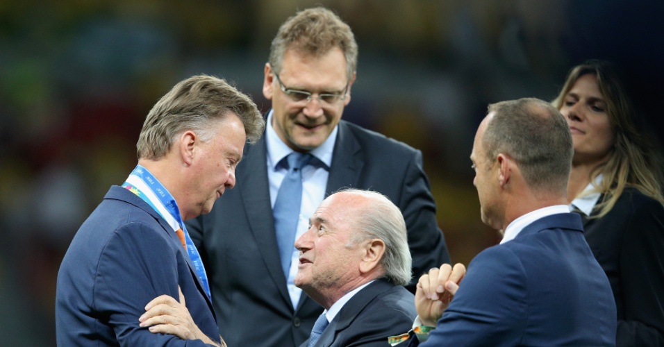 12.jul.2014 - Joseph Blatter entrega medalha para o técnico da Holanda, Louis van Gaal, depois da vitória por 3 a 0 sobre o Brasil no Mané Garrincha
