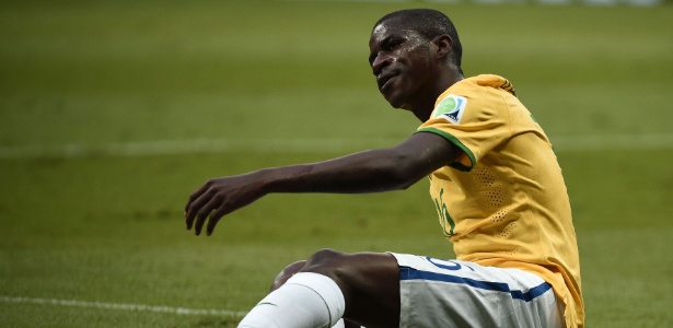 Ramires fica caído na partida entre Brasil e Holanda, no Mané Garrincha - AFP PHOTO / DAMIEN MEYER