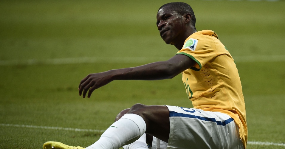 12.jul.2014 - Meia Ramires fica caído no gramado durante o primeiro tempo da partida entre Brasil e Holanda, no Mané Garrincha