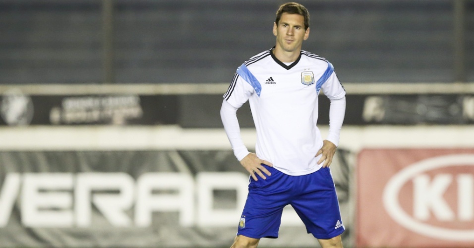 Messi se alonga durante o treinamento da Argentina em São Januário, um dia antes da final da Copa do Mundo