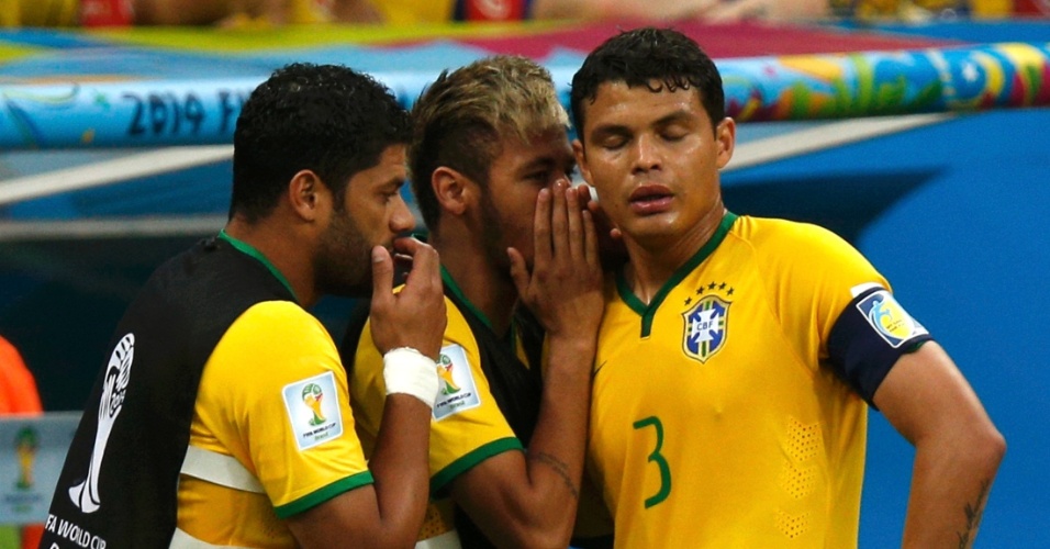 12.jul.2014 - Neymar esconde a boca e passa orientação a Thiago Silva no primeiro tempo do jogo entre Brasil e Holanda, no Mané Garrincha