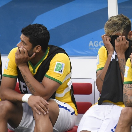 12.jul.2014 - Neymar esconde o rosto com o colete durante a partida do Brasil contra a Holanda, no Mané Garrincha
