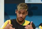 Neymar interrompe coletiva de Felipão e dá abraço no treinador - AFP PHOTO / VANDERLEI ALMEIDA